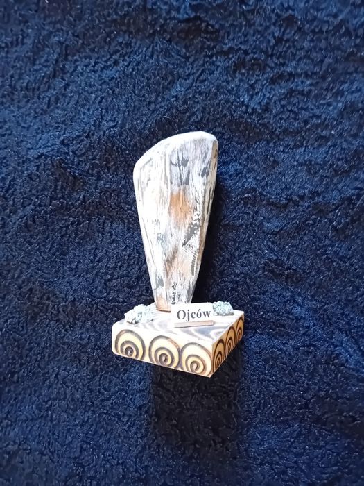 Figurka drewniana z skałą Ojców pamiątka