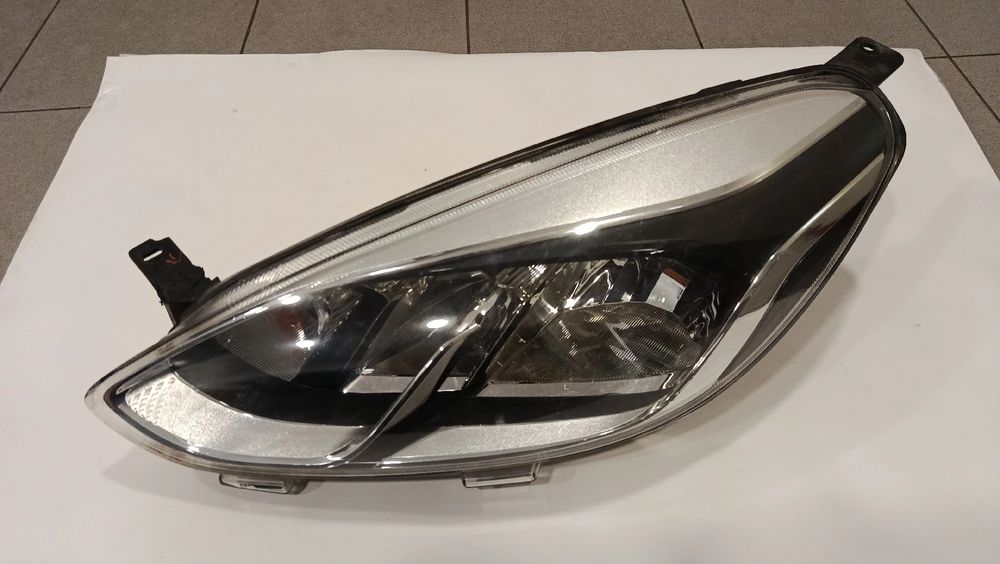 Ótica / farol esquerda FORD Fiesta VII (HJ, HF)