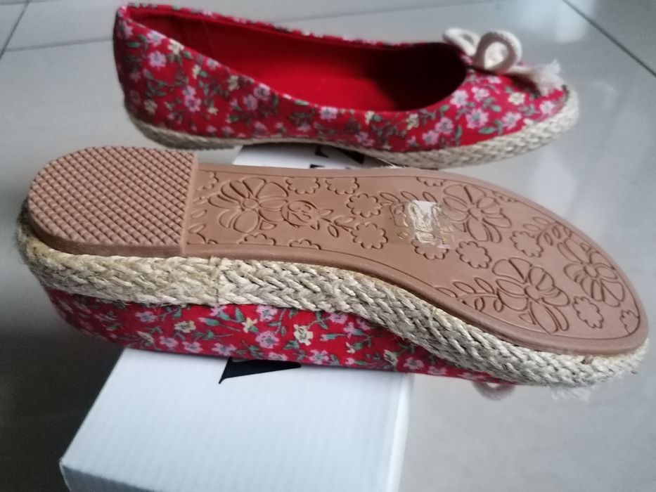 NOWE balerinki r. 32. Materialne na gumowej podeszwie typu espadryle.
