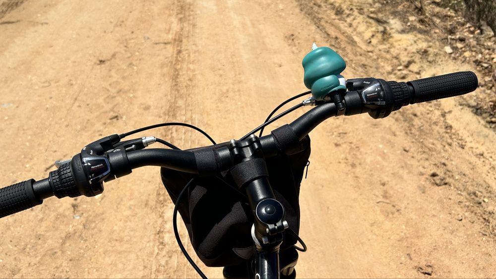 Bicicleta roxa usada com acessorios