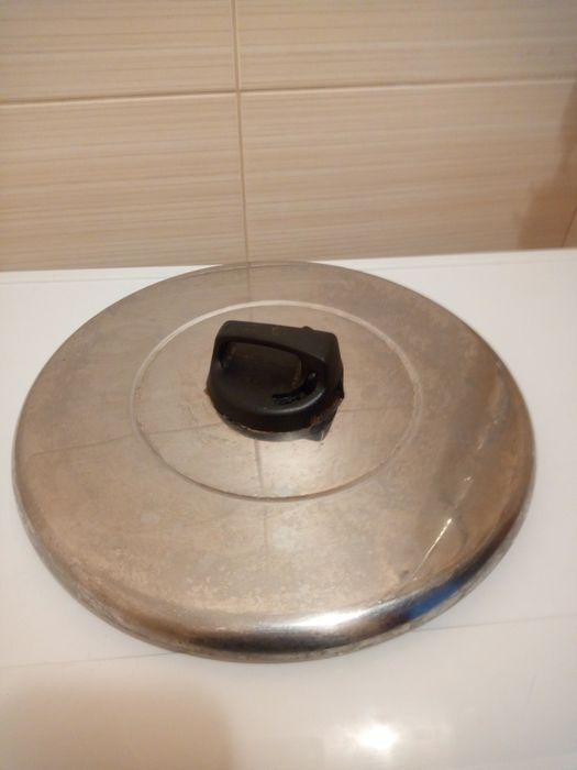 Продам большую сковородку с крышкой.