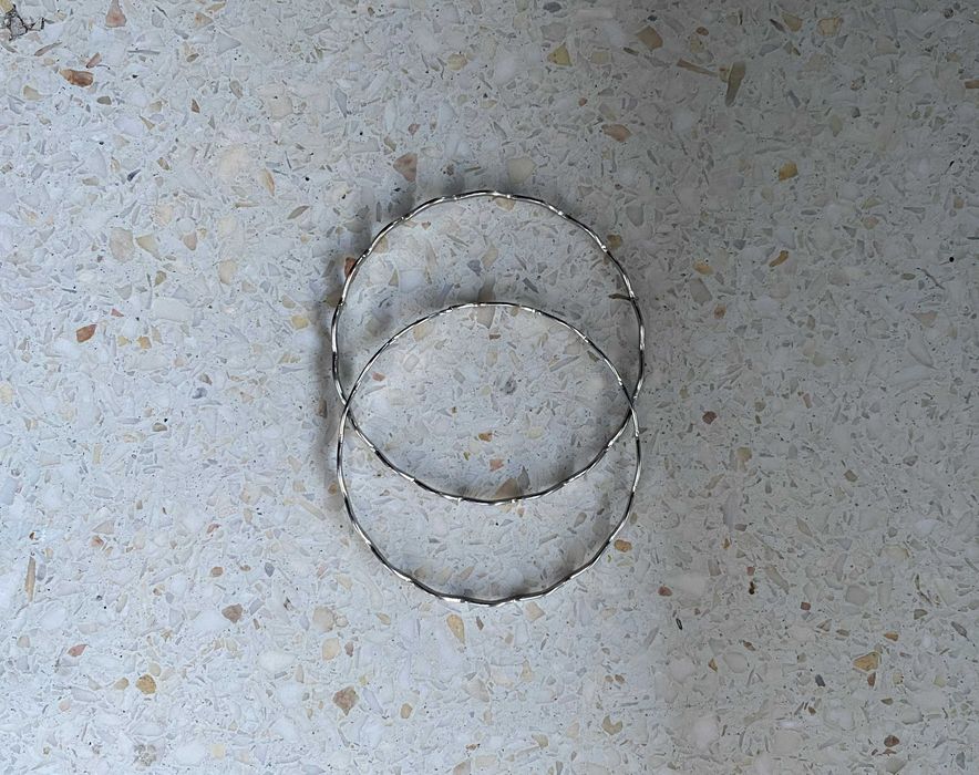 Dwie metalowe bransoletki na rękę falowane