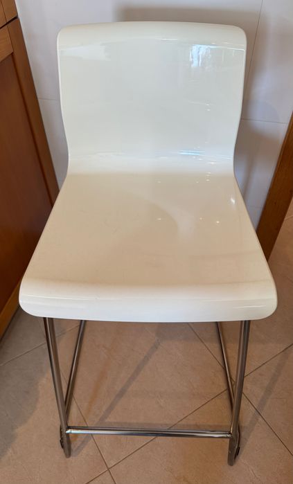 Mesa alta + 4 bancos altos