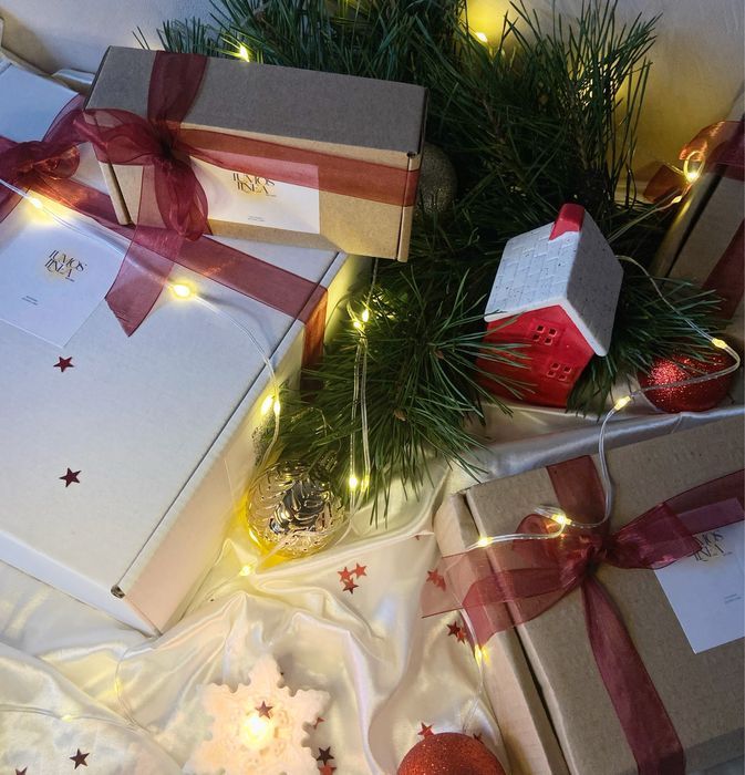 Подарунковий бокс - крем-мед, чай, настільний календар, свічка, саше