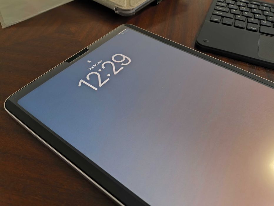 iPad Air 5 (256GB) M1 – Kit com Caneta, Teclado, Rato e Capas