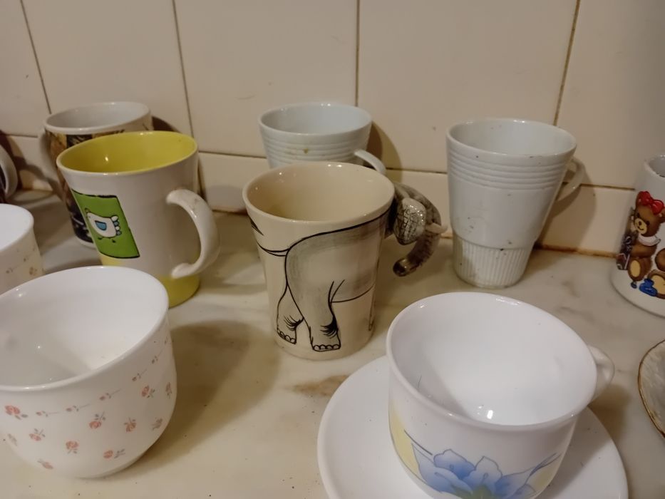 Conjunto de Canecas e Chávenas Diversas
