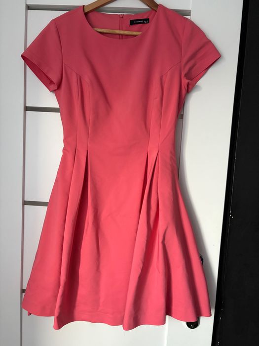 Rozkloszowana różowa sukienka Reserved