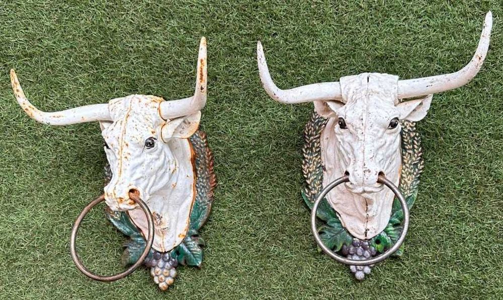 Cabeças de touros em ferro fundido, mural