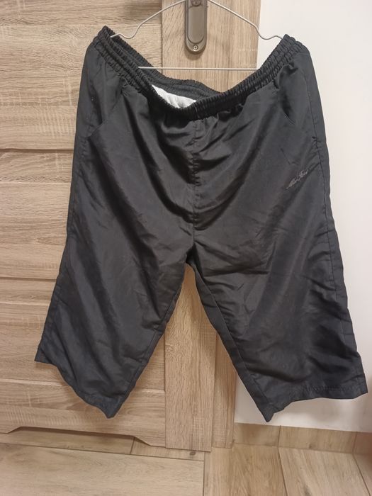 Czarne spodnie sportowe na gumkę model rybaczki unisex