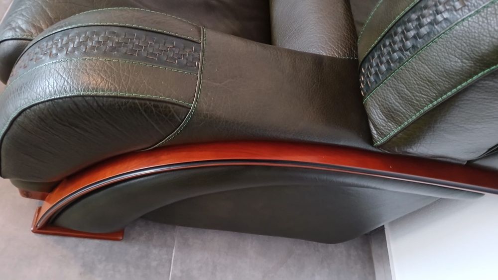 Terno de sofás em pele genuíno.