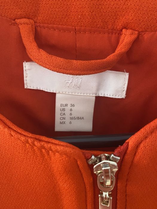 Wiosenny czerwony płaszczyk narzutka neon h&m