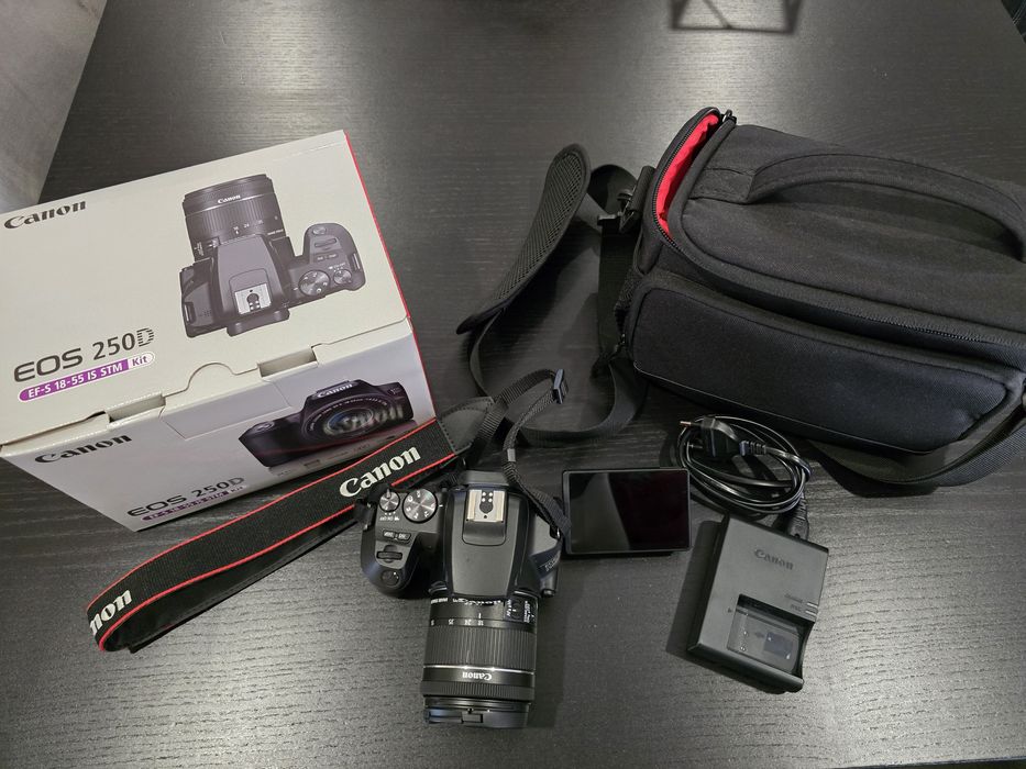 Canon EOS 250D c/ Lente EF-S 18-55mm