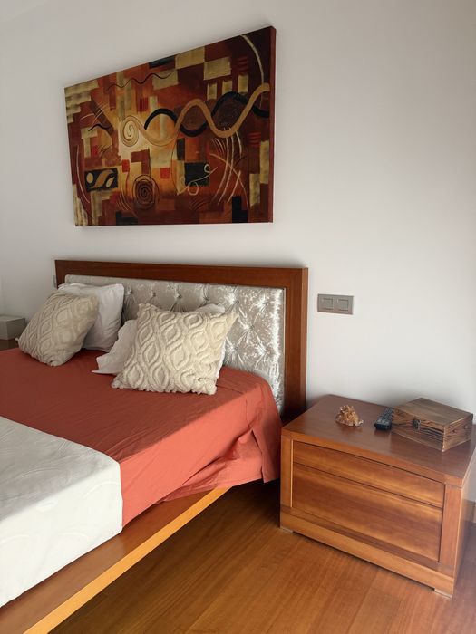 Cama + duas mesas de cabeceira + colchão