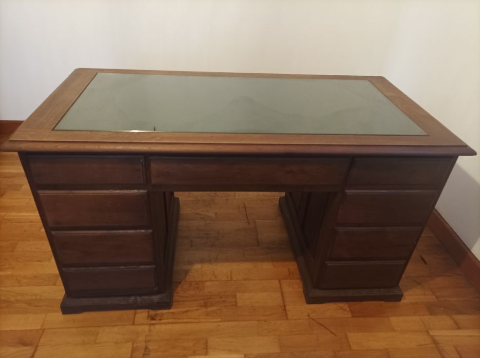 Secretária clássica em madeira de castanho