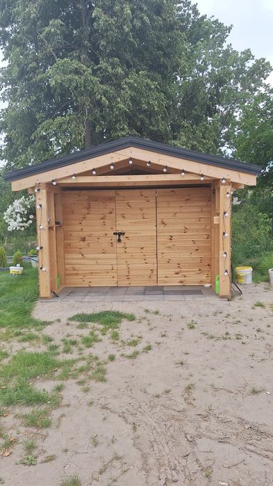 Domek ogrodniczy na narzędzia.