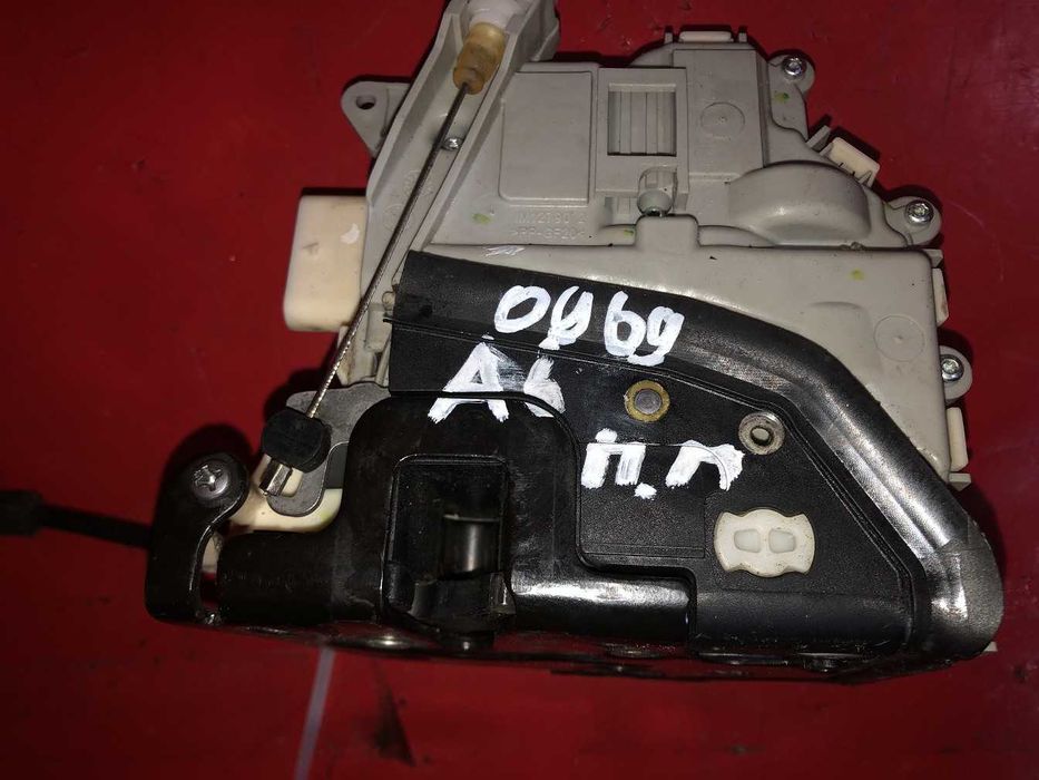 Замок дверей передньої правої Audi A6 4G C7  Седан 4 дв. 8J1837016C