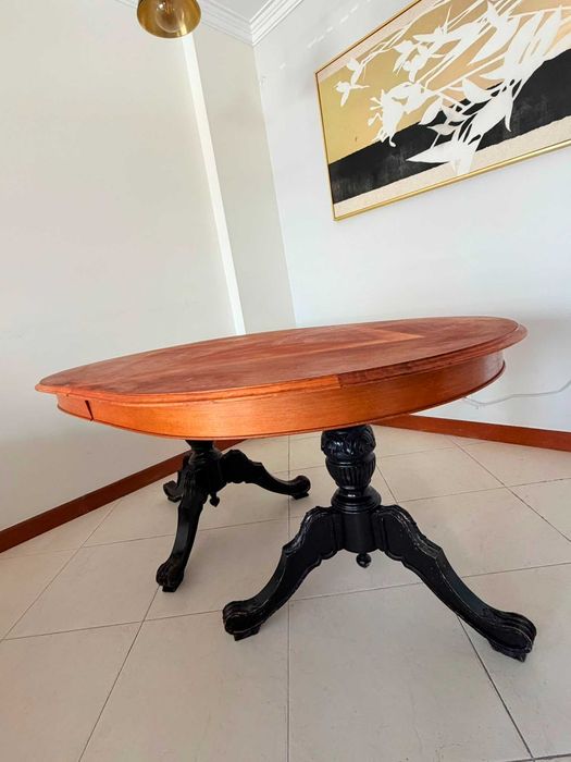 mesa extensível e 4 cadeiras estofadas