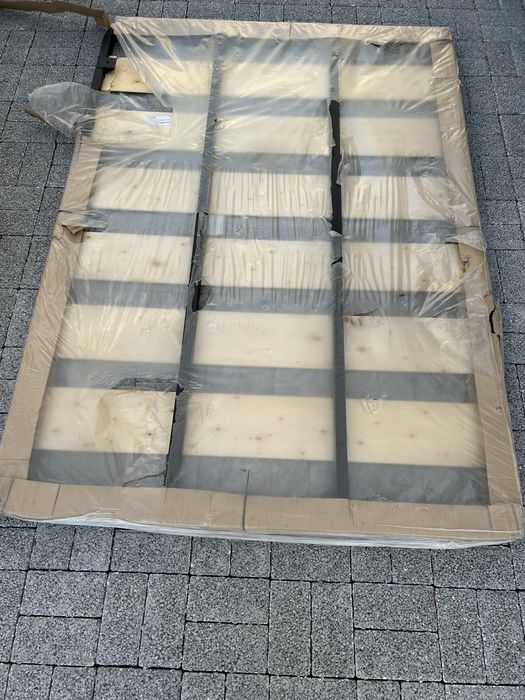 Estrado de 135x190 cm em tubo de aço
