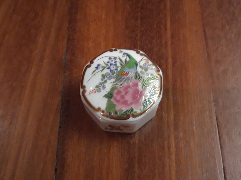 Caixa pequena de porcelana da marca japonesa Shibata