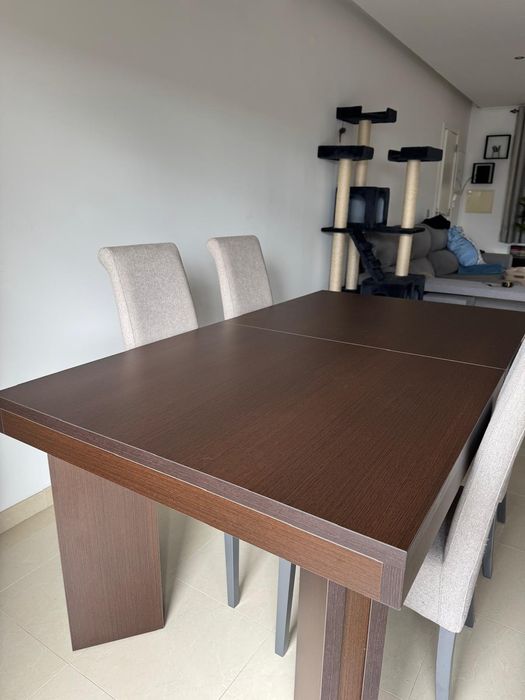 Mesa  com 4 cadeiras e sofa grande