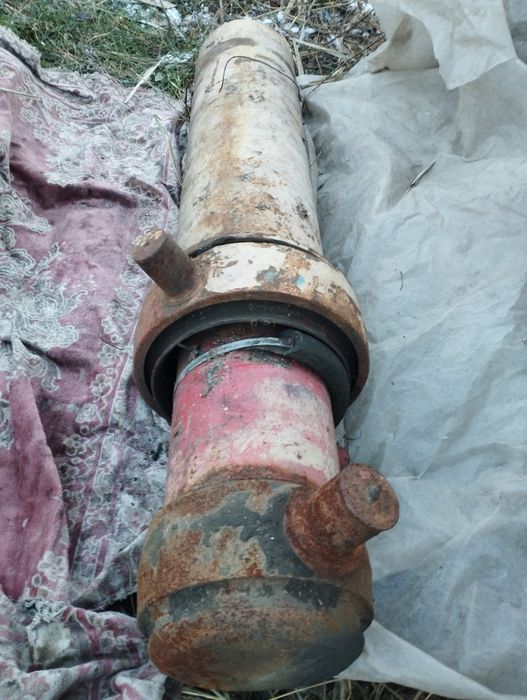 гідроциліндр з полуприцепа