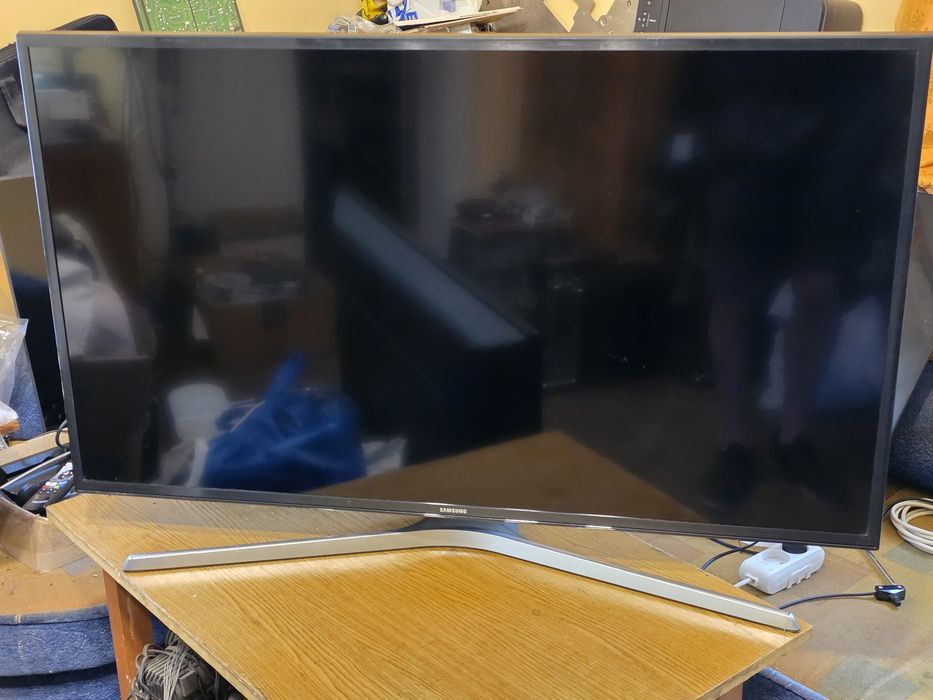 Продам телевізор 40" Samsung UE40MU6120W (4K, Smart TV)