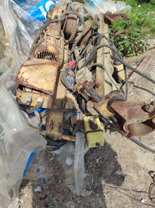 Dźwig budowlany  2 sztuki plus uchwyt