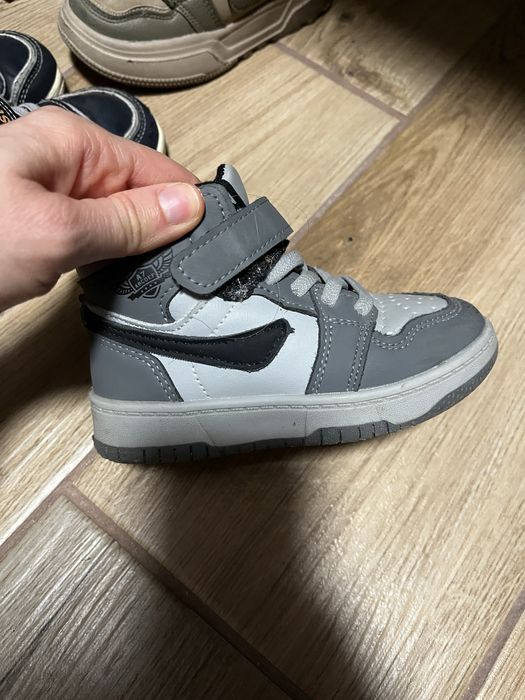 Подарую дитяче взуття