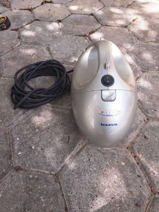 Pequeno aspirador TAURUS de 900W