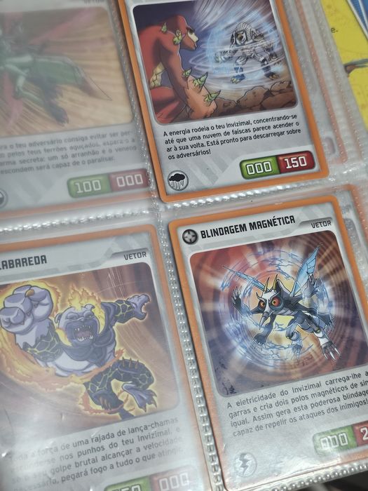 Álbum e cartas Invizimals