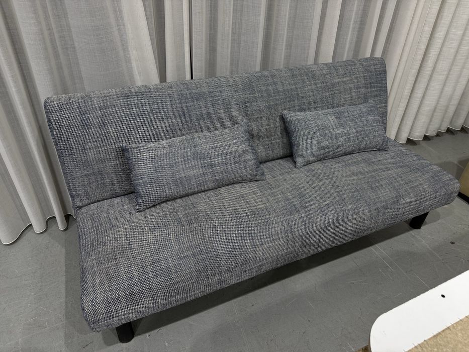 Sofa cama + puff e almofadas