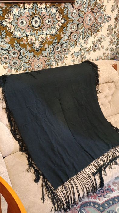 Платок-накидка чорного кольору. Розмір 100*115см. Чорний. Черный.