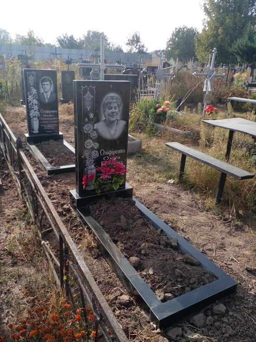 Гранитные памятники из гранита на могилу, кладбище Остер и рядом