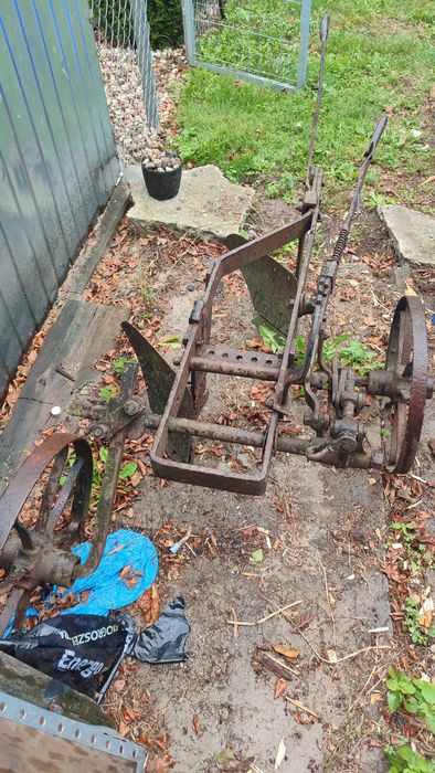 Pług konny dwu skibowy antyk PRL