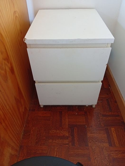 Dá-se mesas cabeceira cómoda e roupeiro