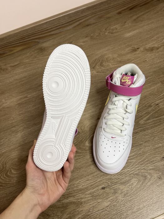 Продам БОМБЕЗНІ нові жіночі кросівки Nike Air Force 1 Mid