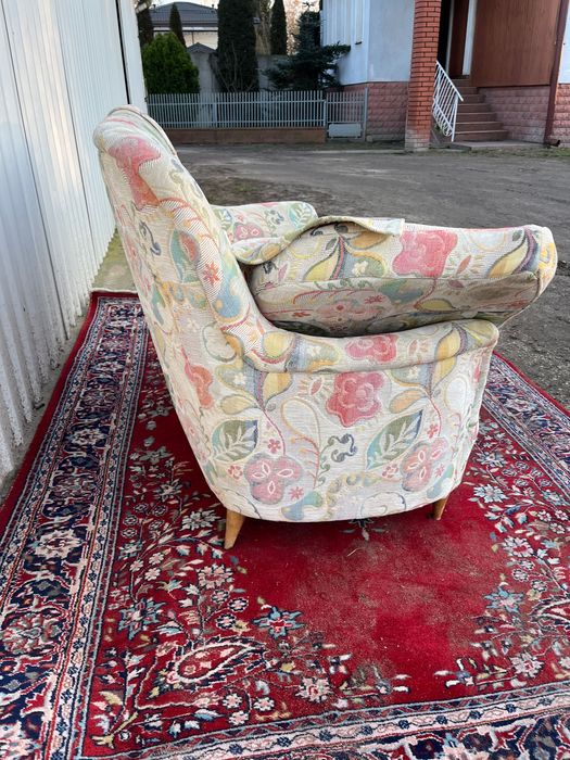 stara ładna sofa .