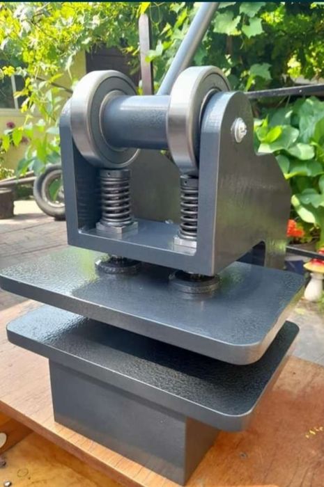 Пресс для тиснення, вирубки