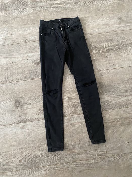 Czarne spodnie rurki Answear 36