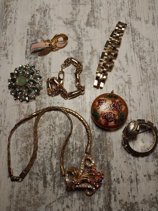 Сет бижутерии. Кулон. Броши