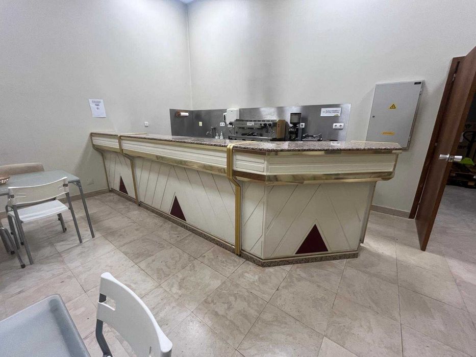 Balcão de bar com frigorífico