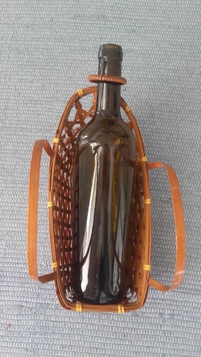 Cesto em verga para suporte de garrafas