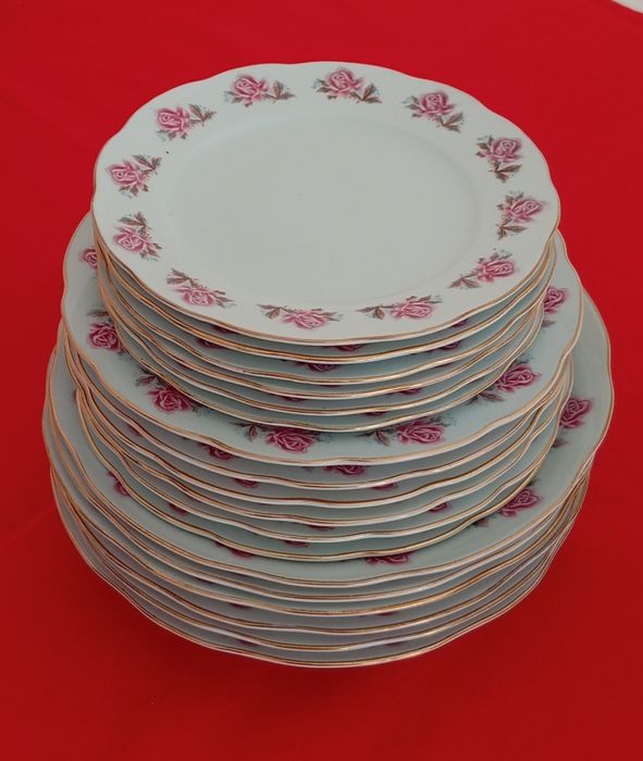 B. Ładny komplet talerzy Z czasów PRL-u