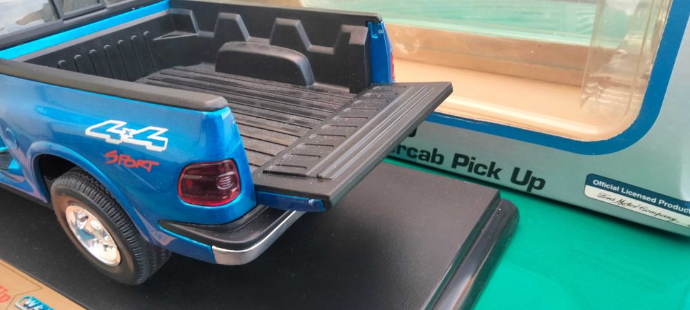 Ford F-150 Flareside Supercab Pickup 1:18