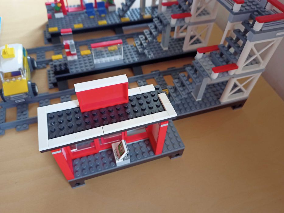 Lego dworzec 7937 powiększony