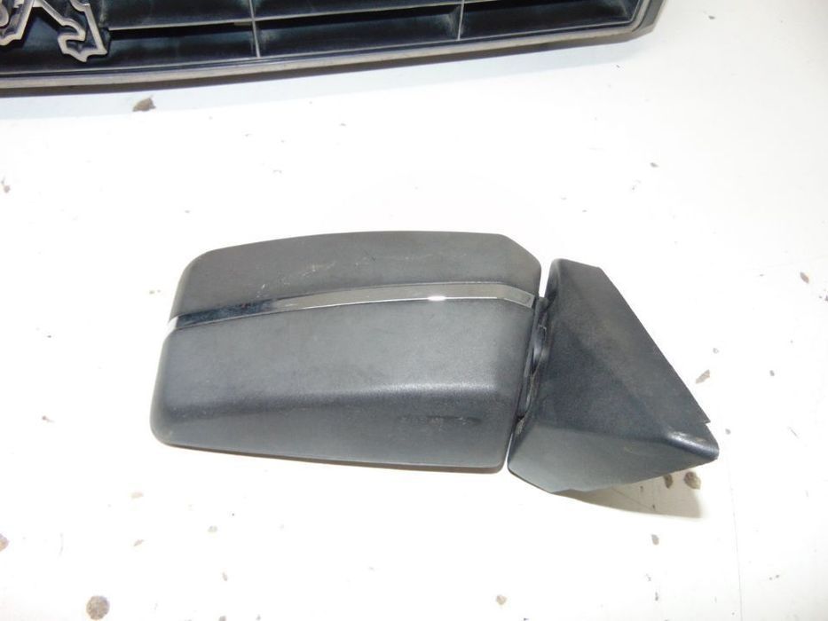 Peugeot 305 grelha central e espelhos