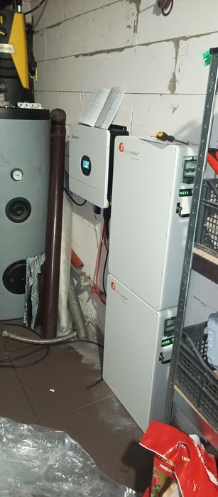 Підключення та налаштування інверторів та гібридних станцій .