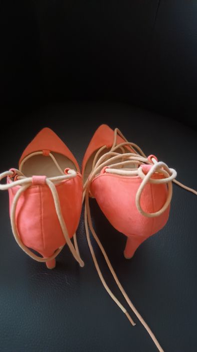 Szpilki wiązane koralowe