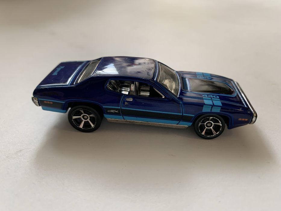 Hot Wheels '71 Plymouth GTX - серия Muscle Mania
