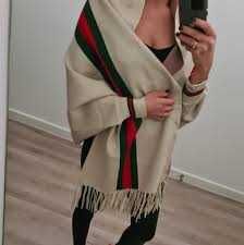 Широкий шарфик с рукавами G U C C I . накидка на плечи GG